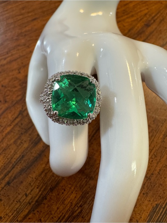 Jewelry - Green and clear glass stone ring in silver tone. Size 6 3/4. EUC.